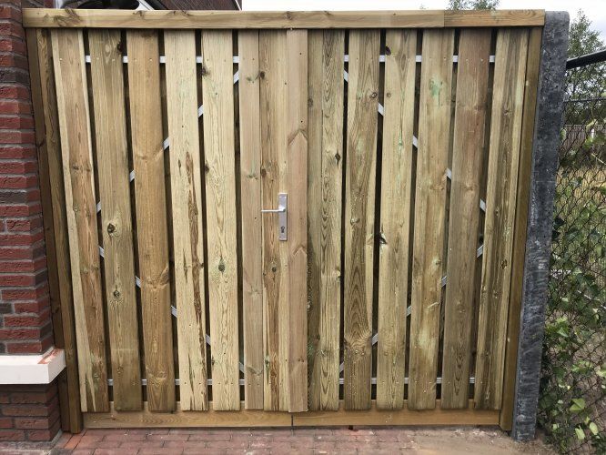 Houten schutting op maat geplaatst in een tuin in regio Eindhoven